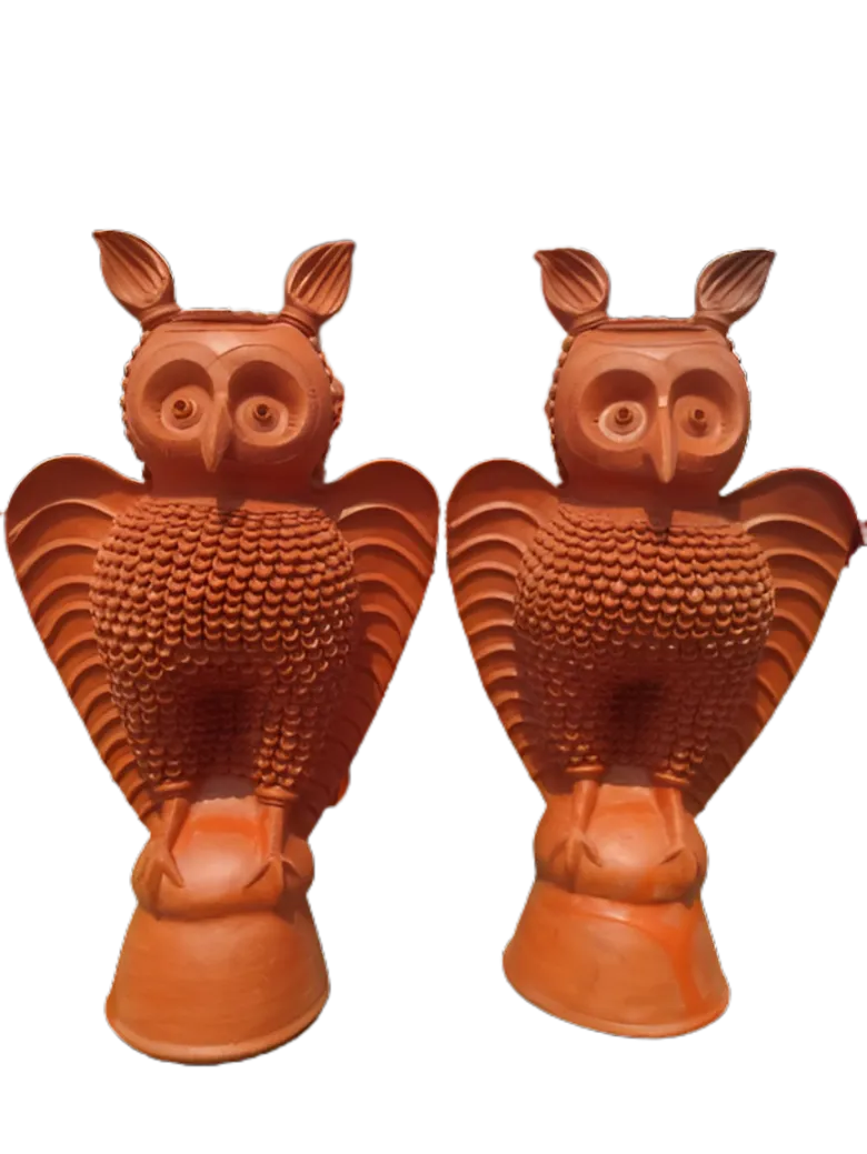 Terracotta owl, Bankura style.
Made of fired clay.
Given Price is for the size specified. 
Avalable size range is from 1 feet to 5 feet. 
contact us for any kind of customization.